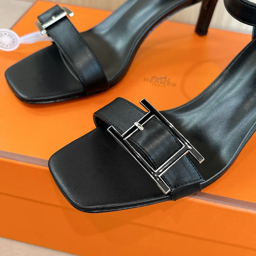 👟👟Ex-factory price 520👟👟 Hermes Judy high-heeled sandals——————————Fashionable and versatile. Matched with Hapi shoe buckles. Super comfortable. Every detail is perfect. Matched with iconic pure shoe buckles of the same tone. The design is simple and smooth to create a fashionable and feminine look. Original calfskin original 1:1 exclusive private mold heel/original leather outsole ▪️Heel height: 8cm ▪️SIZE: 34-43 (34.40.41.42. Customization is non-returnable and non-exchangeable)
